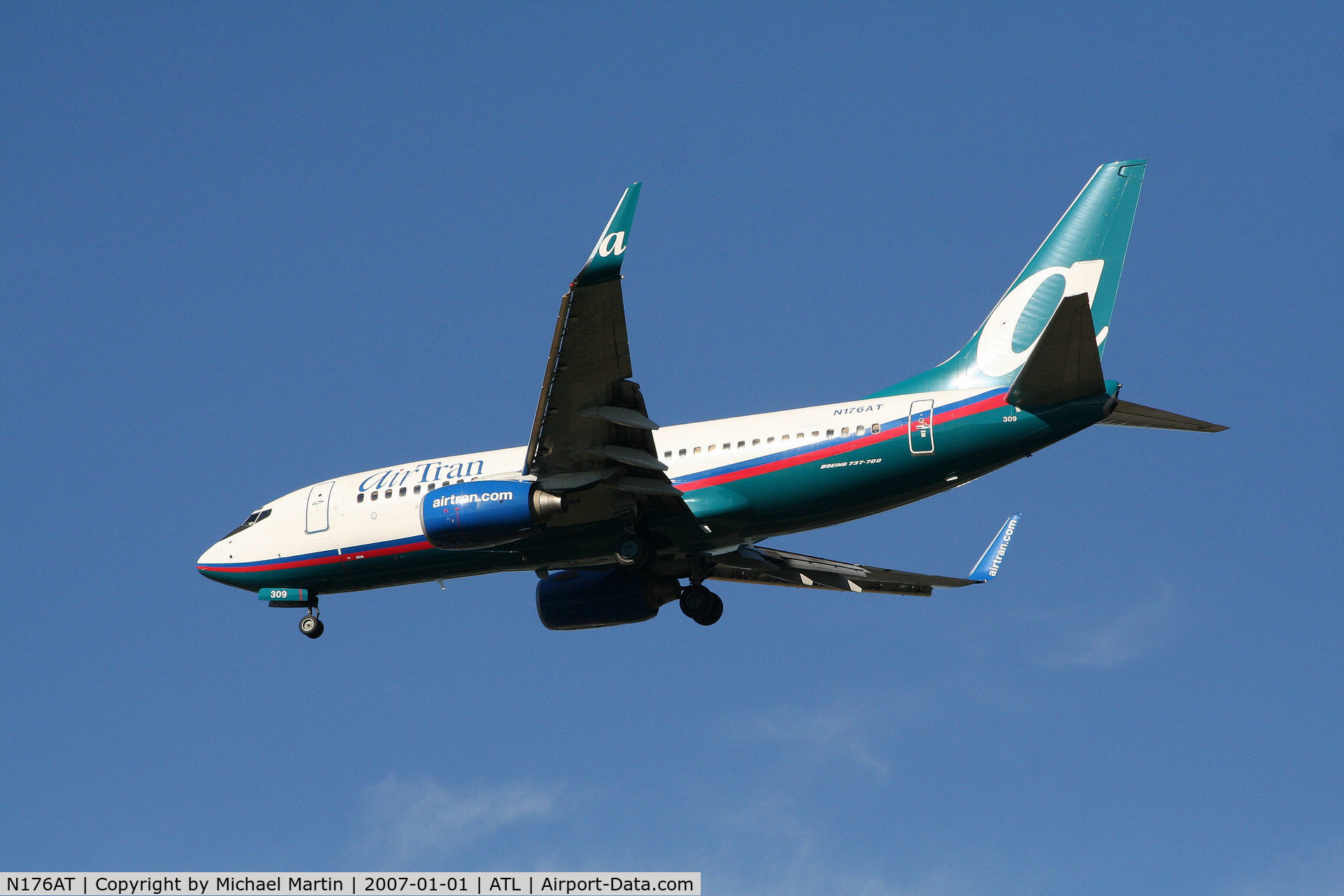 N176AT, 2005 Boeing 737-76N C/N 32654, On final for Runway 26L