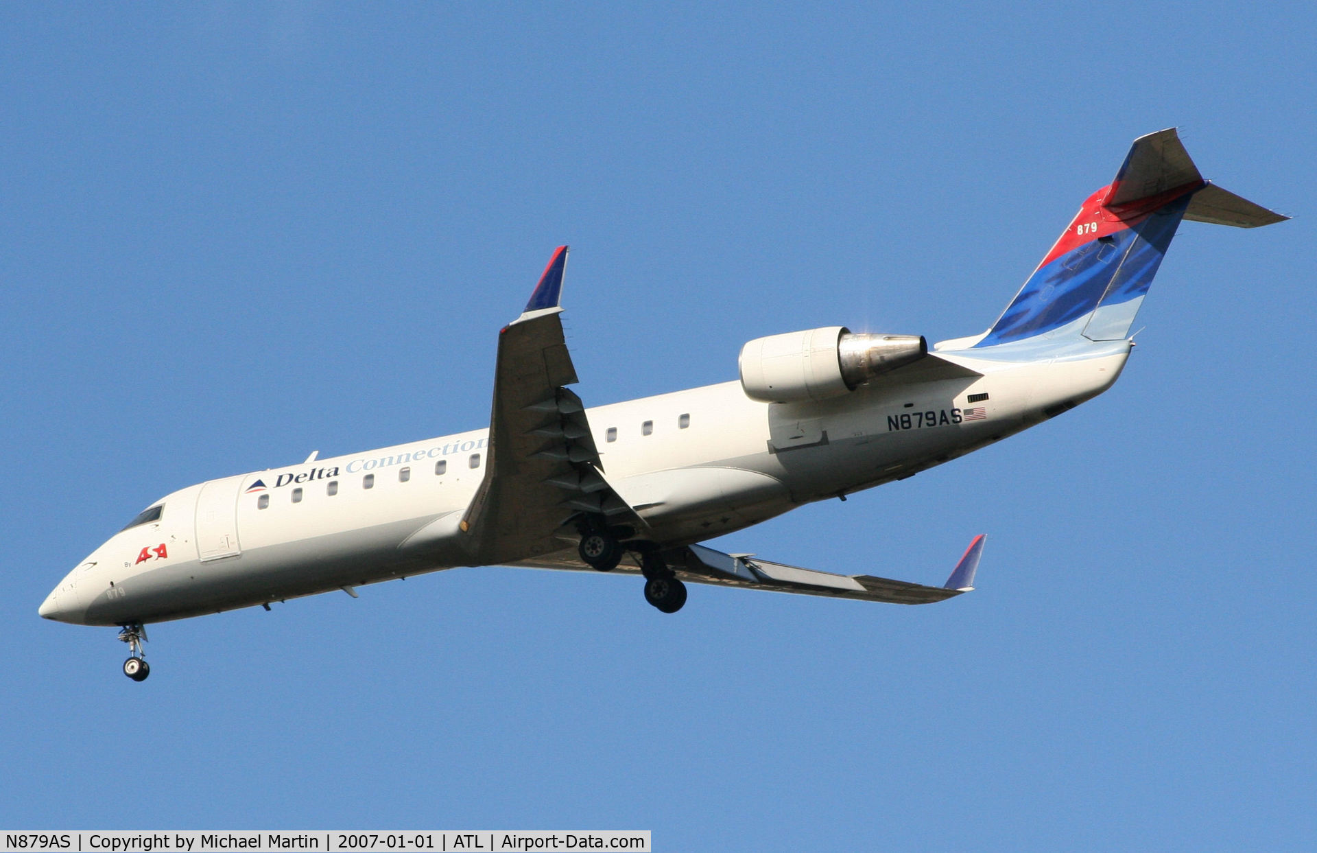 N879AS, 2002 Bombardier CRJ-200ER (CL-600-2B19) C/N 7600, Over the numbers of 26L