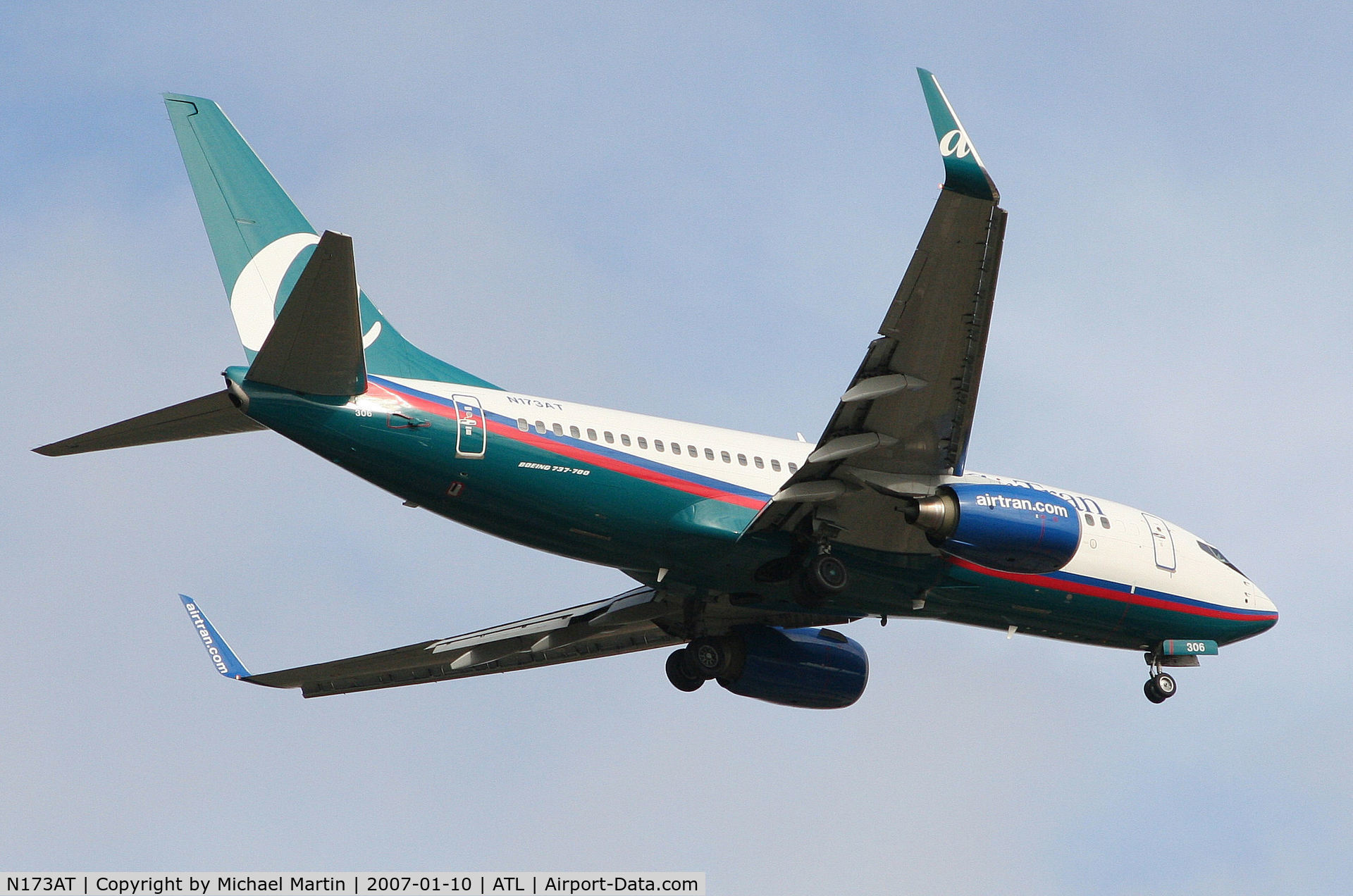 N173AT, 2004 Boeing 737-76N C/N 32661, Over the numbers of 9R