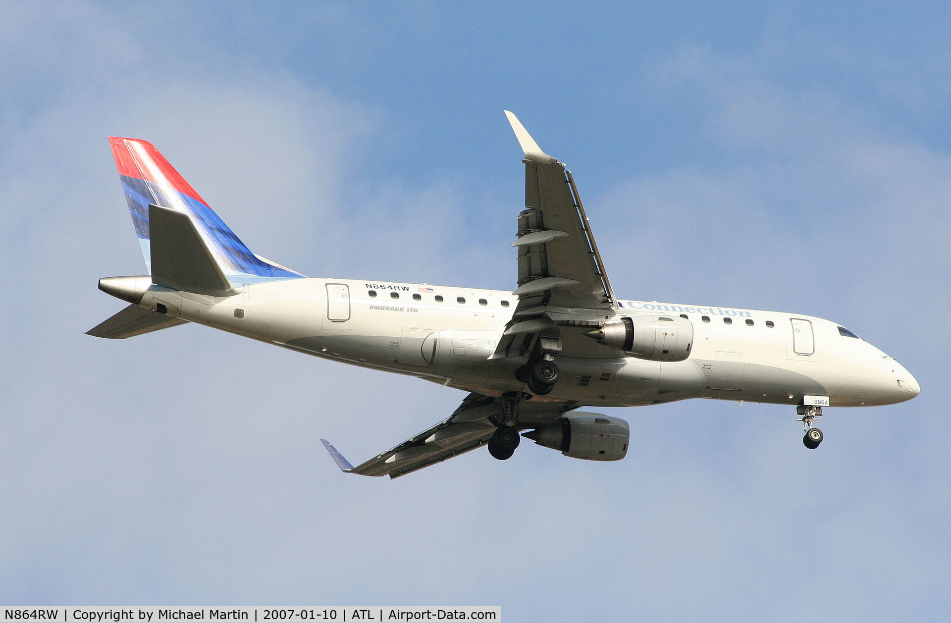 N864RW, 2006 Embraer 170SE (ERJ-170-100SE) C/N 17000117, Over the numbers of 9R
