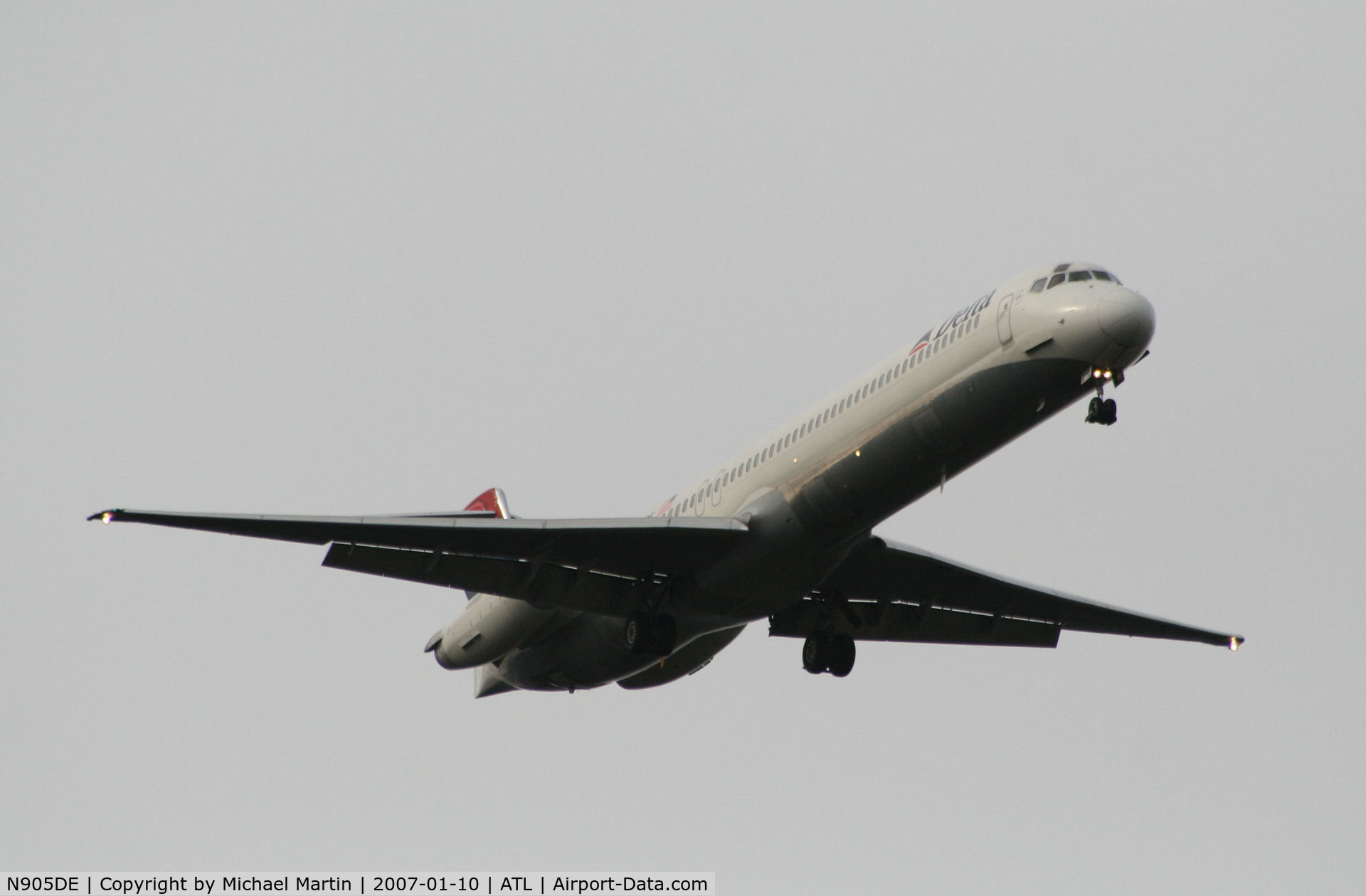 N905DE, 1992 McDonnell Douglas MD-88 C/N 53410, On final for Runway 9R