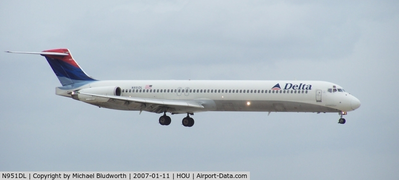 N951DL, 1990 McDonnell Douglas MD-88 C/N 49882, On approach to 12R