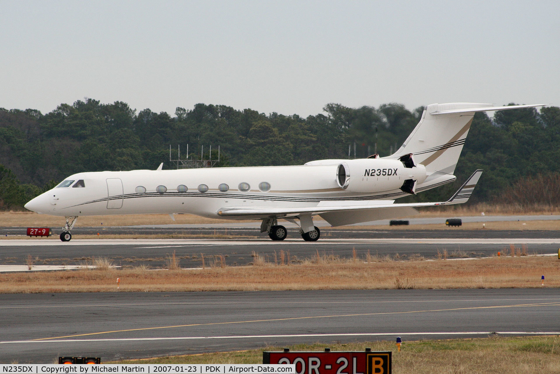 N235DX, 2005 Gulfstream Aerospace GV-SP (G550) C/N 5085, Landing Runway 2R