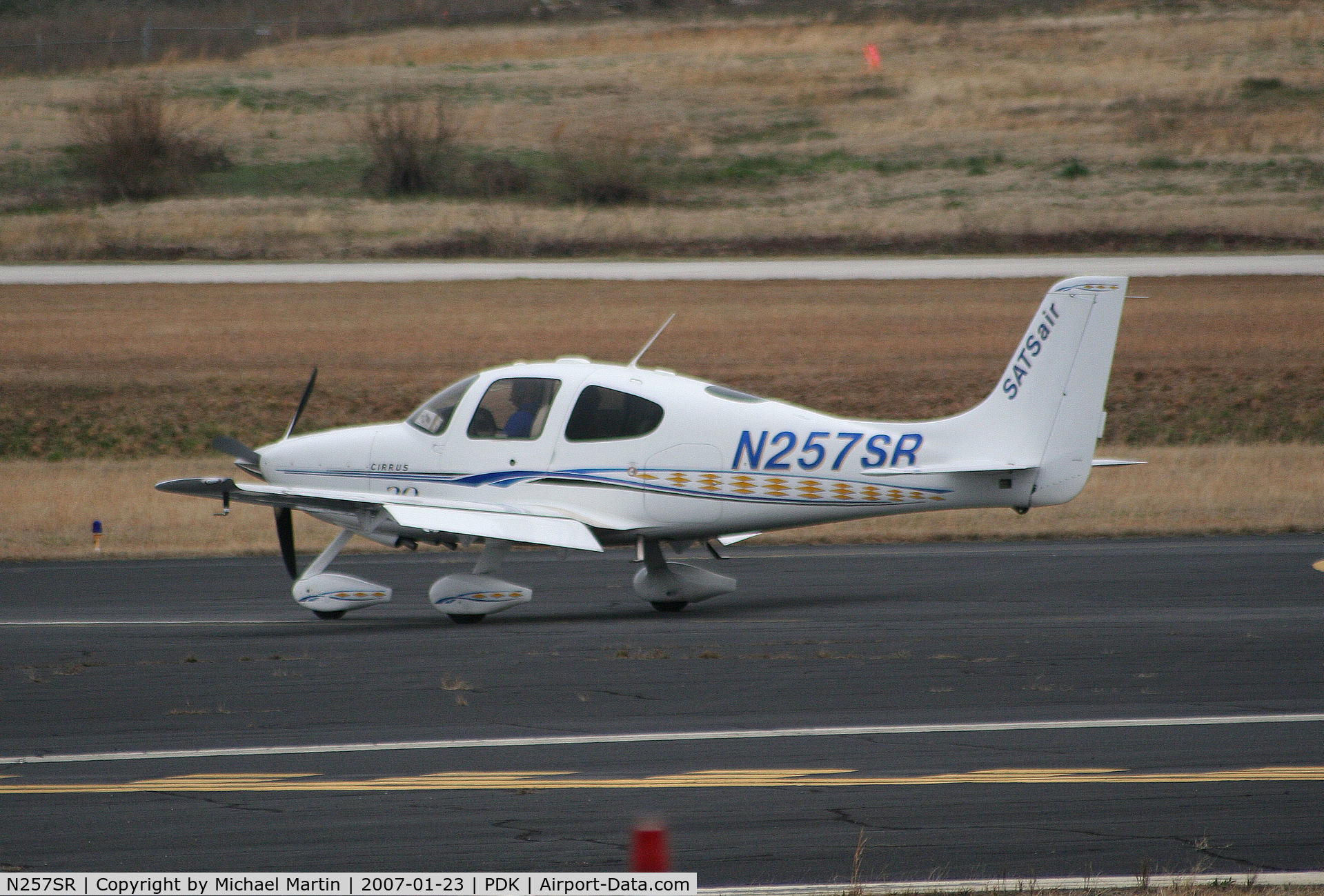 N257SR, 2006 Cirrus SR22 C/N 2132, AirCab 27 Taxing to Signature Flight Services