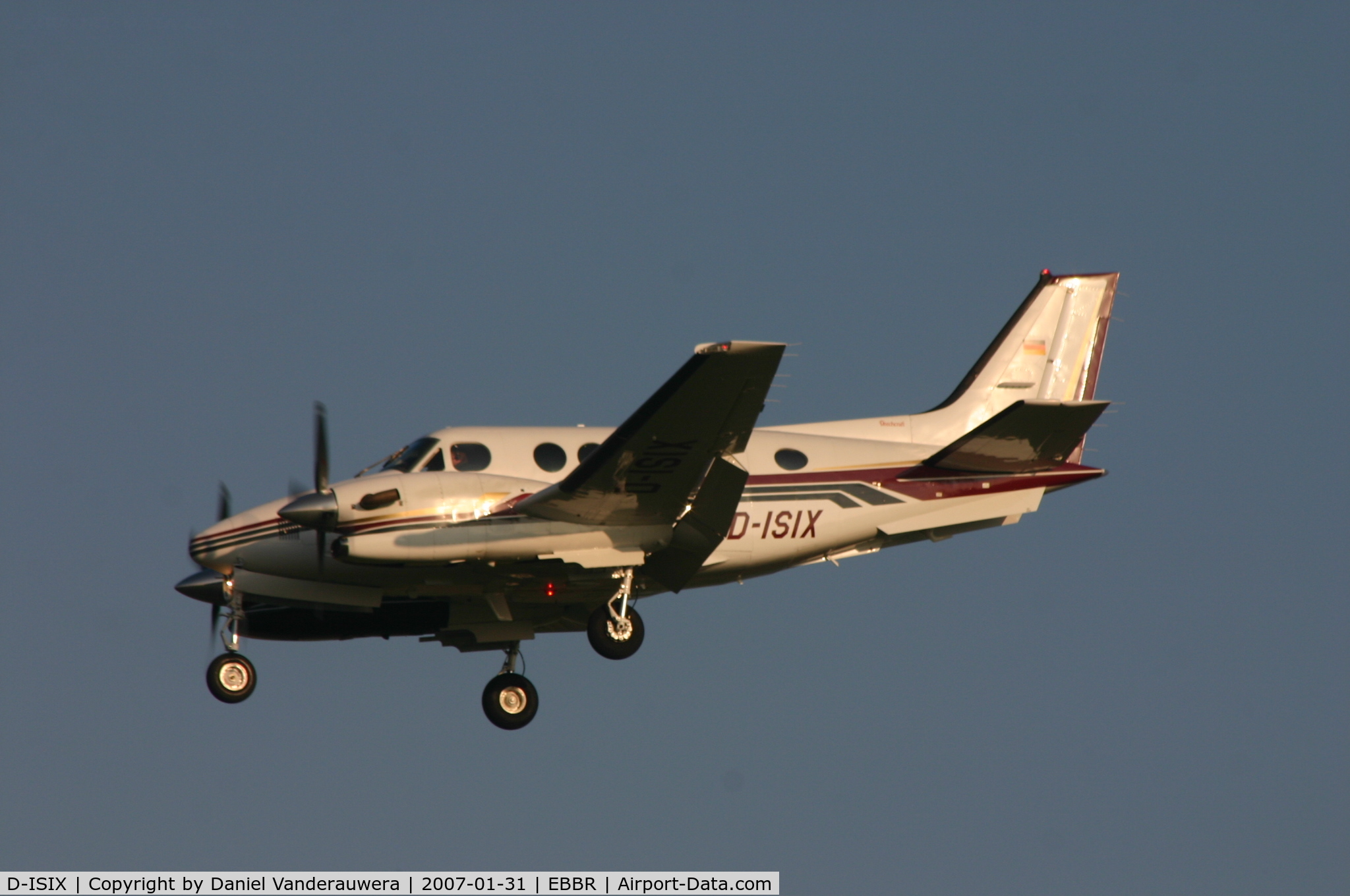 D-ISIX, Beech C90B King Air C/N LJ-1355, descending to rwy 25L