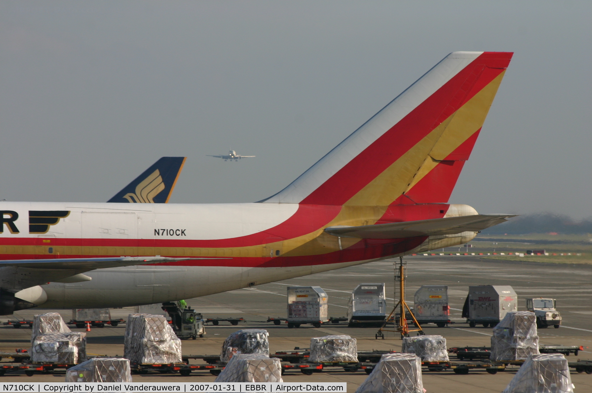N710CK, 1975 Boeing 747-2B4B C/N 21097, arrival of DC10-30F  N303WL  World Cargo