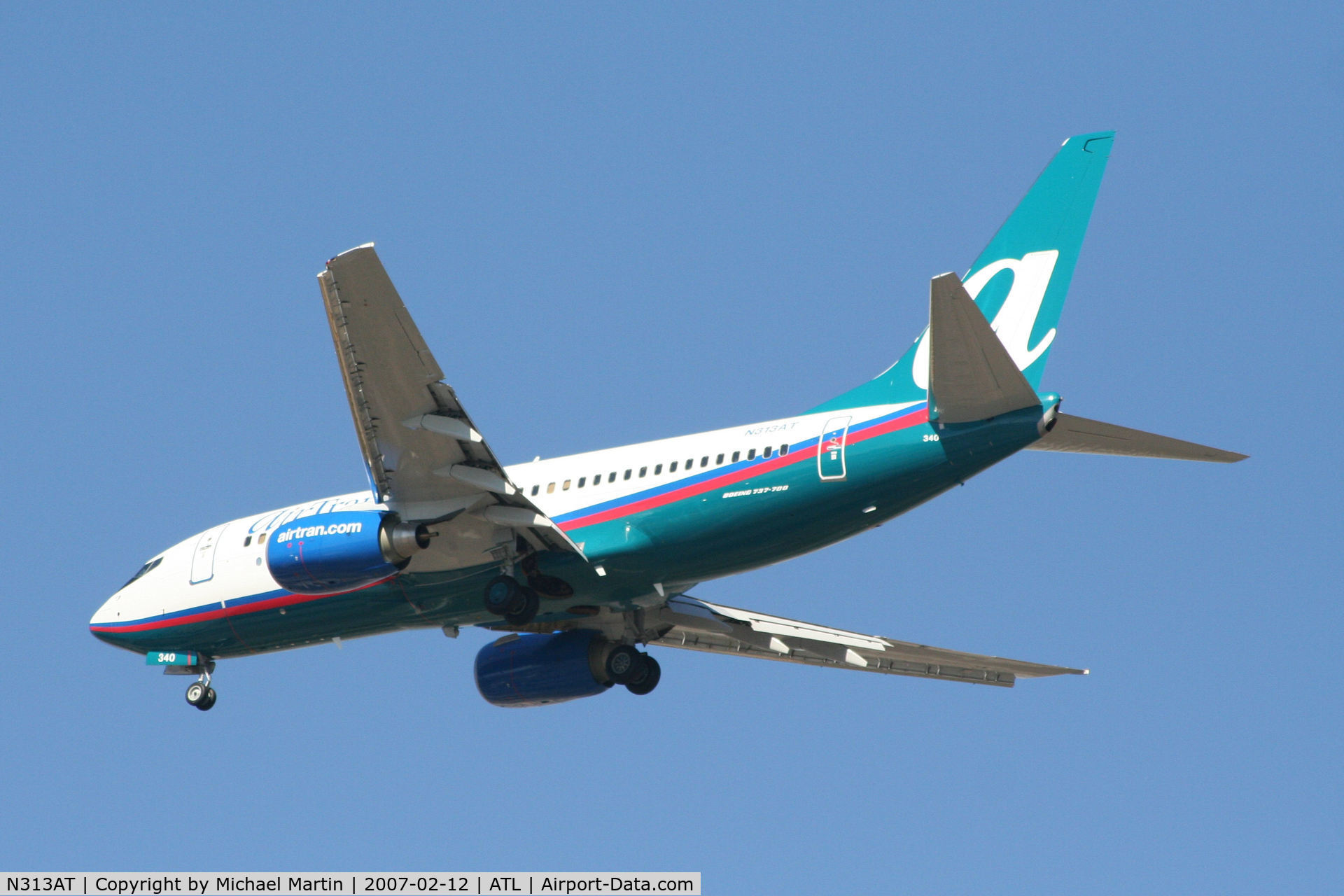 N313AT, 2007 Boeing 737-7BD C/N 33927, Over the numbers of 26L