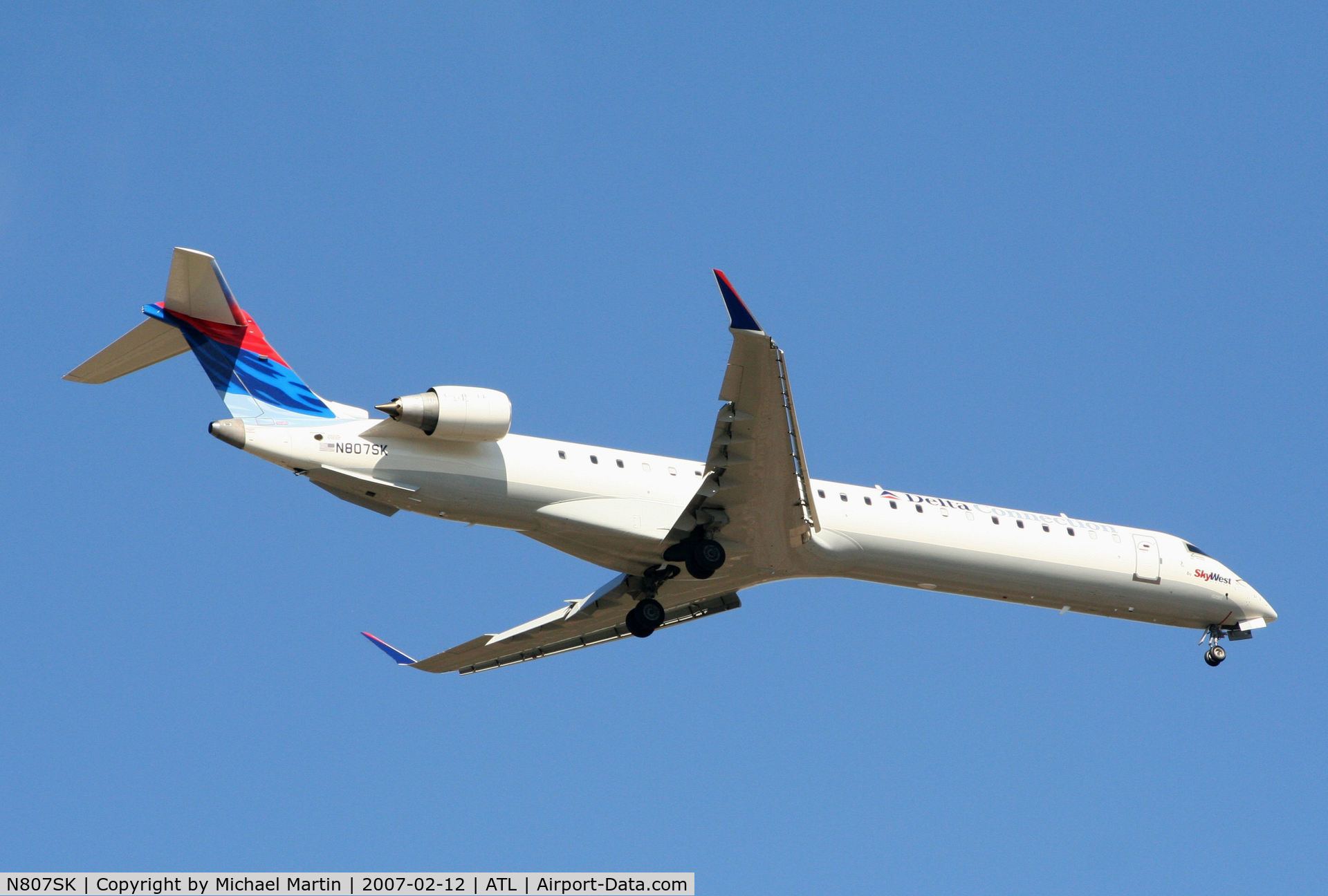 N807SK, 2006 Bombardier CRJ-900ER (CL-600-2D24) C/N 15082, Over the numbers of 9R