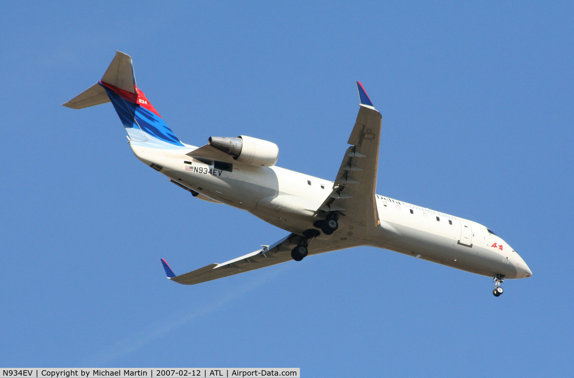 N934EV, 2005 Bombardier CRJ-200 (CL-600-2B19) C/N 8028, Over the numbers of 9R