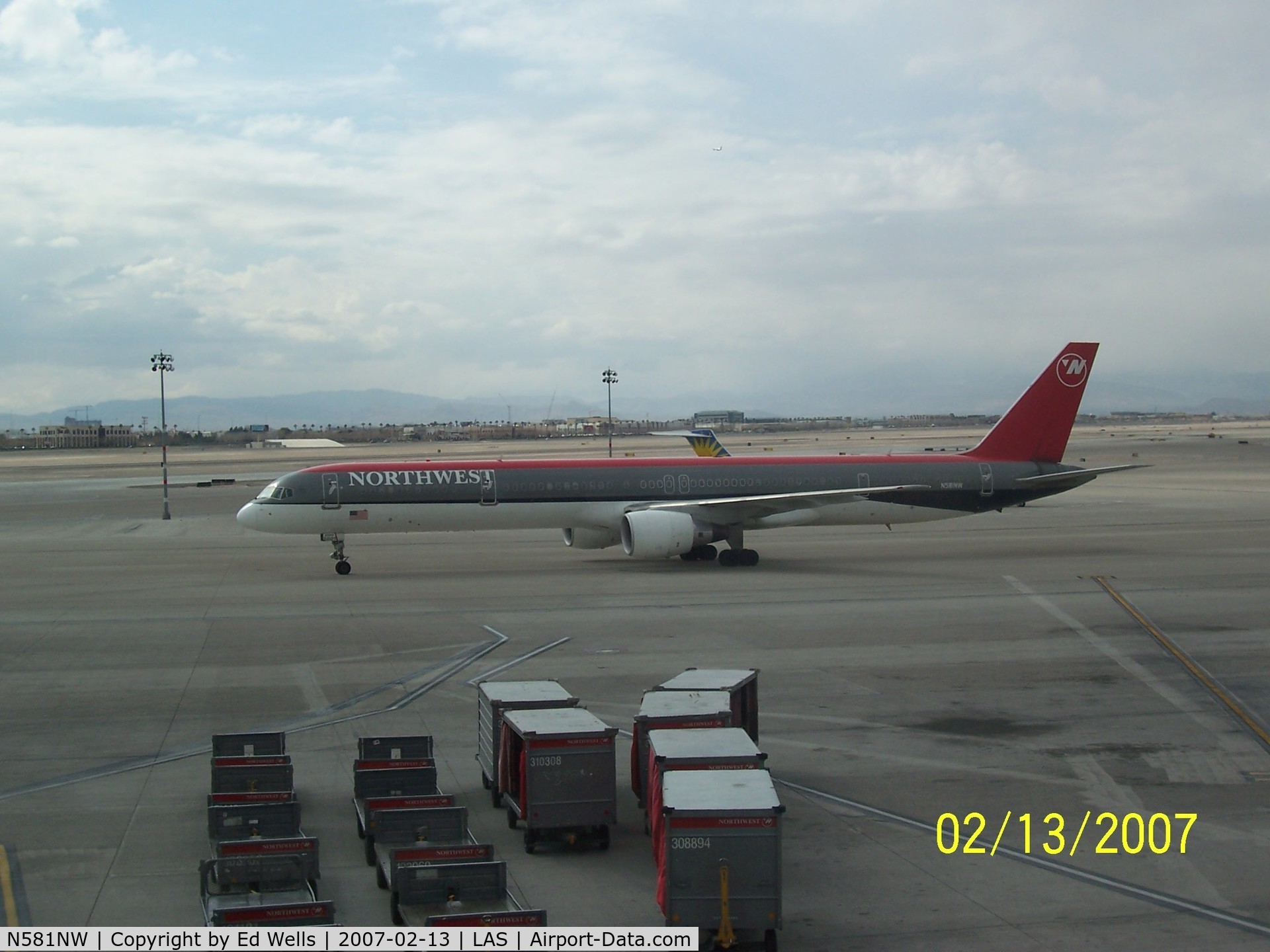 N581NW, 2002 Boeing 757-351 C/N 32982, Taken at LAS