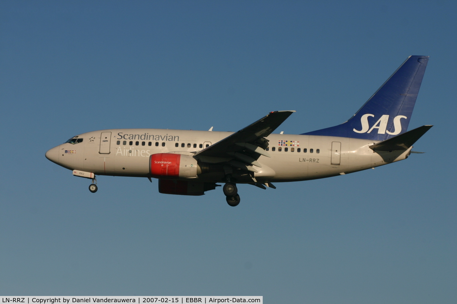 LN-RRZ, 1998 Boeing 737-683 C/N 28295, final to rwy 25L for flight SK4743