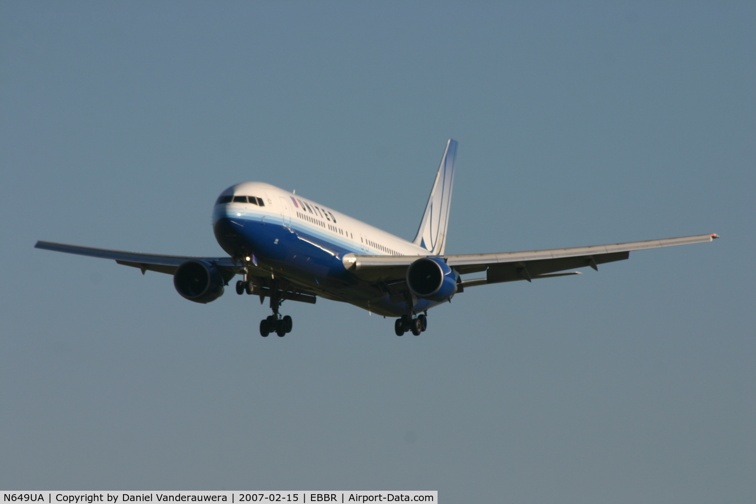 N649UA, 1992 Boeing 767-322 C/N 25286, arrival of flight UA950 - rwy 25L