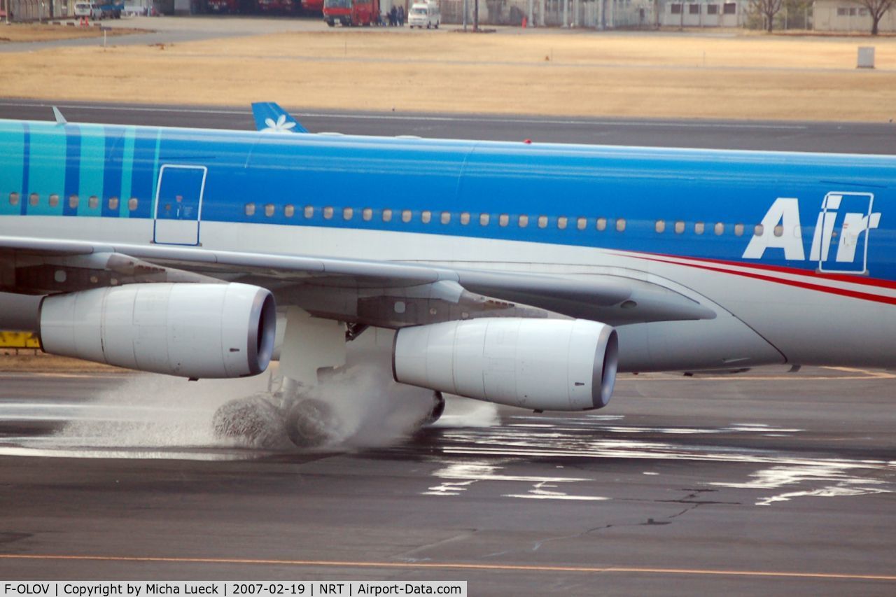 F-OLOV, 2005 Airbus A340-313 C/N 668, Big puddle on the taxiway