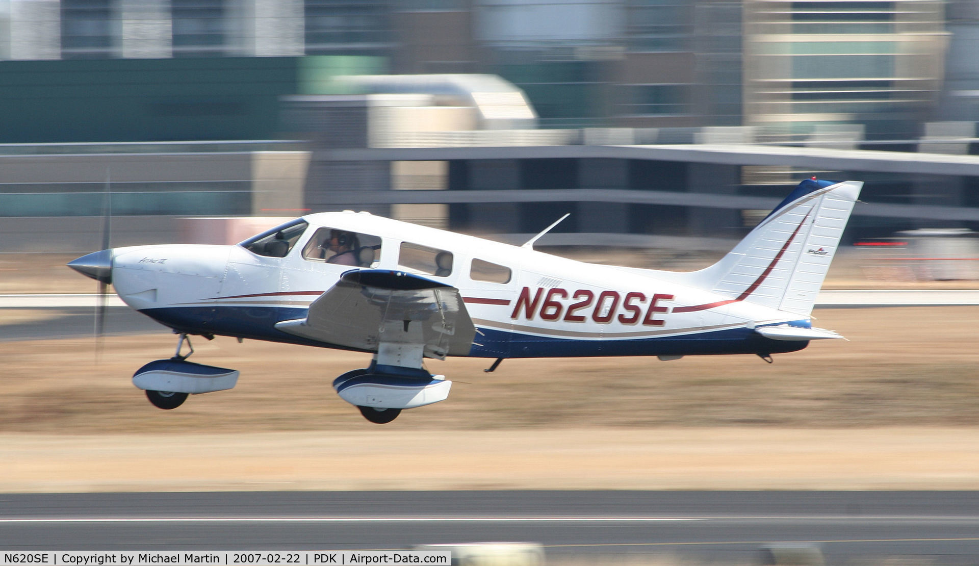 N620SE, 2005 Piper PA-28-181 C/N 2843620, Taking off from Runway 34