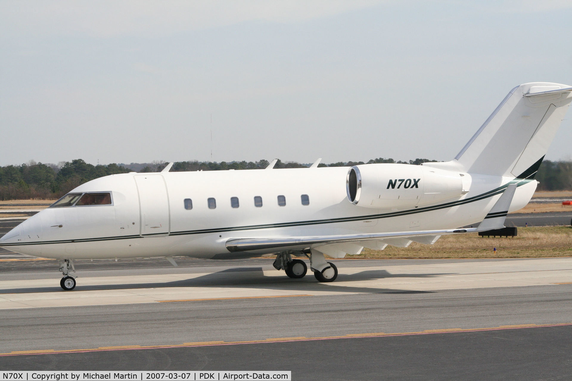 N70X, 1981 Canadair Challenger 600 (CL-600-1A11) C/N 1032, Taxing to Signature Flight Services