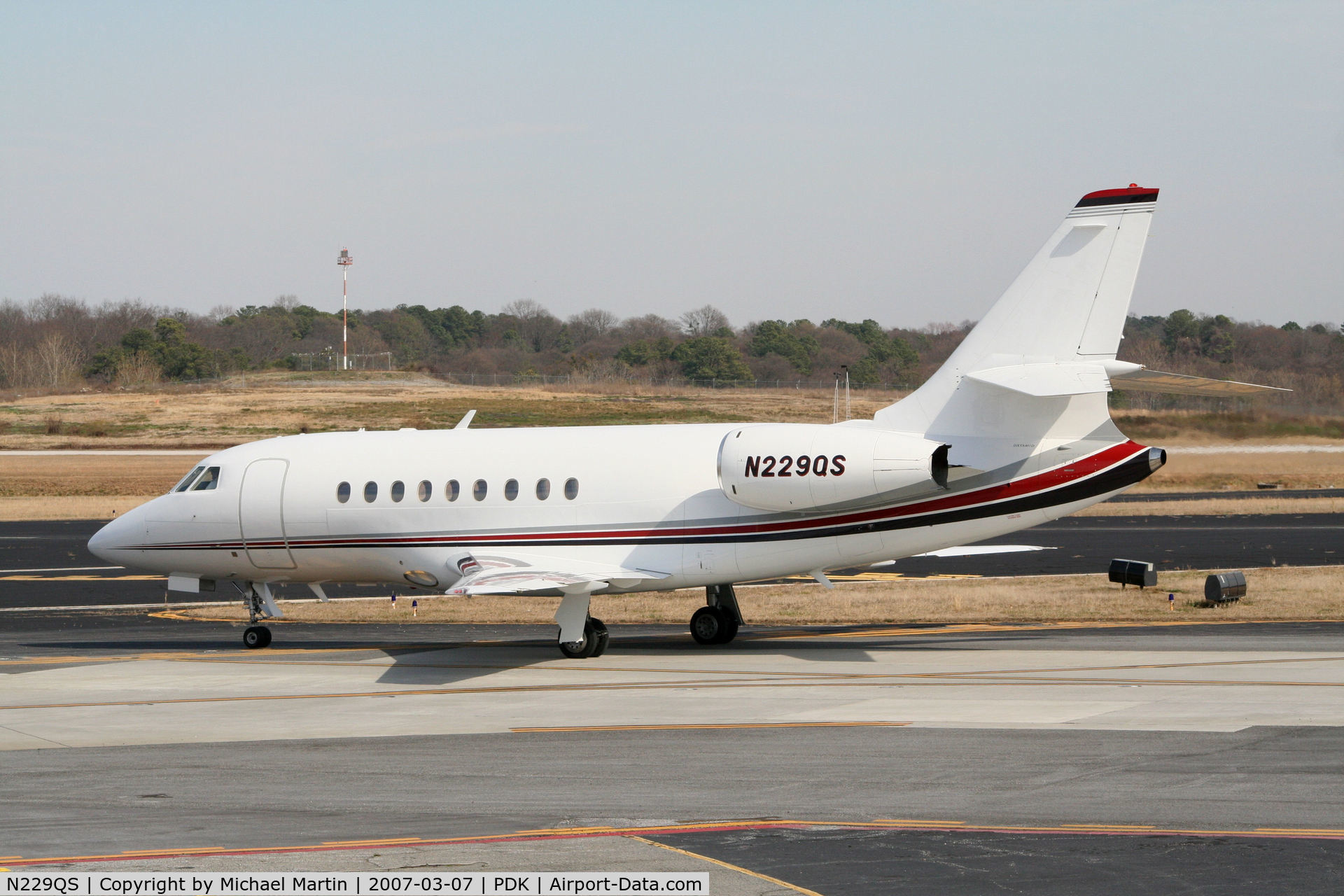 N229QS, 2001 Dassault Falcon 2000 C/N 129, Taxing to Signature Flight Services