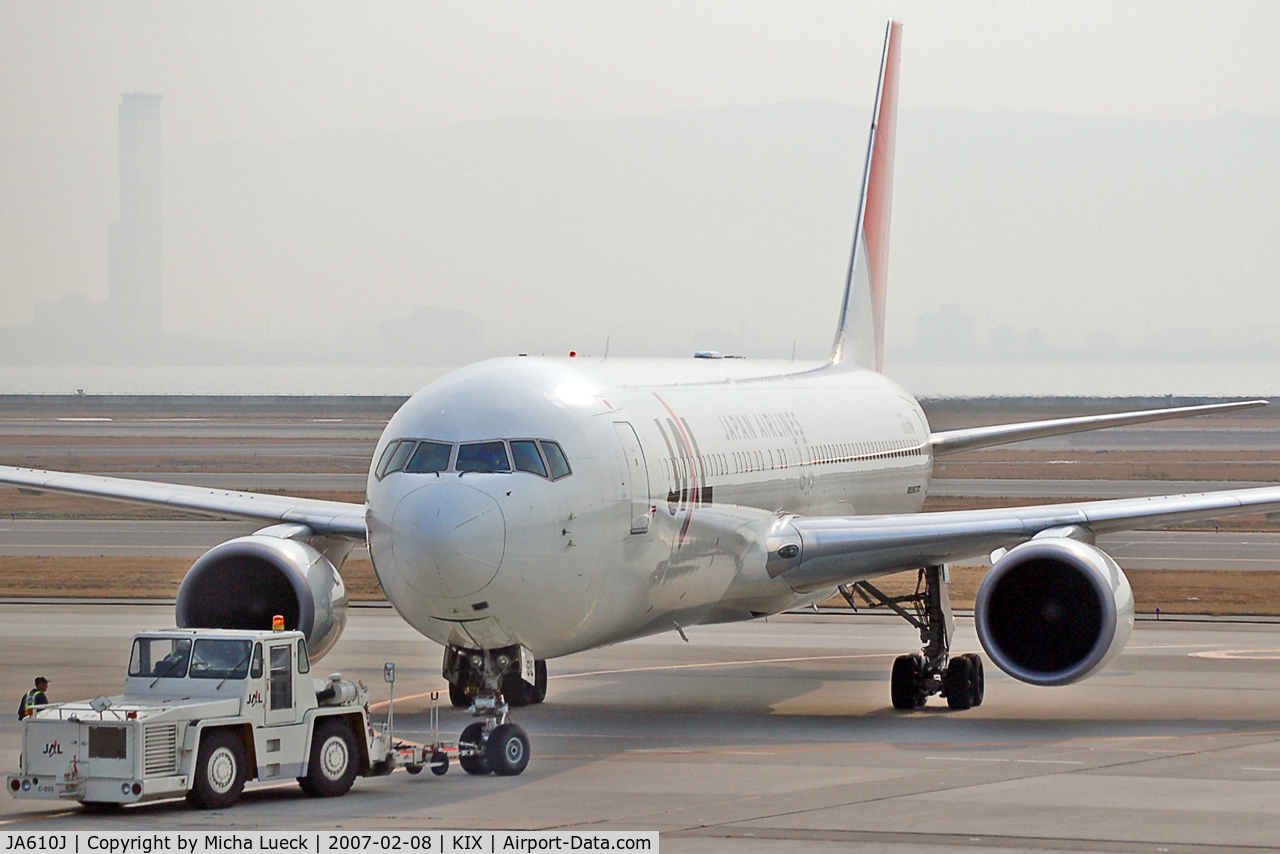 JA610J, 2004 Boeing 767-346/ER C/N 33846, Push-back