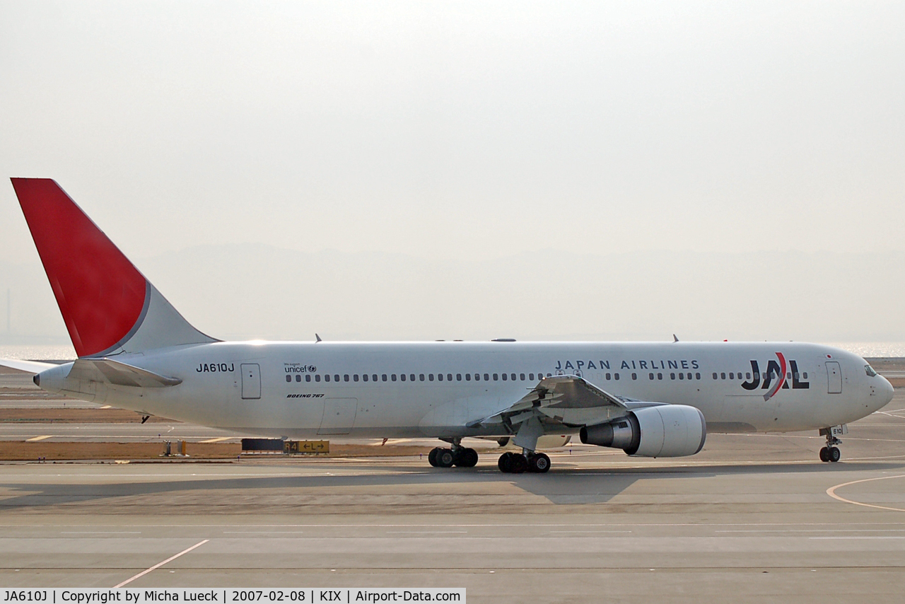 JA610J, 2004 Boeing 767-346/ER C/N 33846, Taxiing to the runway