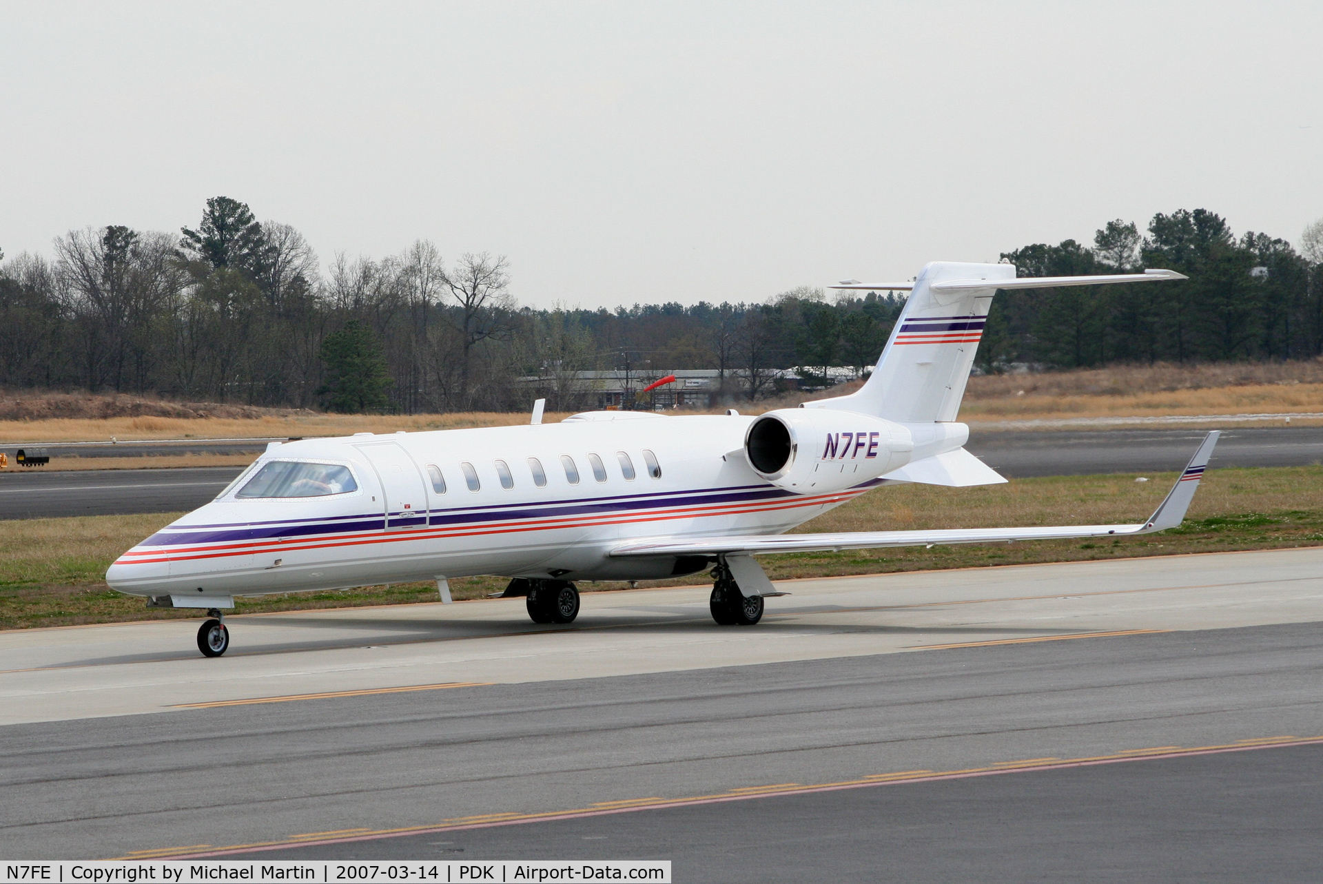 N7FE, 2000 Learjet Inc 45 C/N 46, Taxing to Signature Flight Services