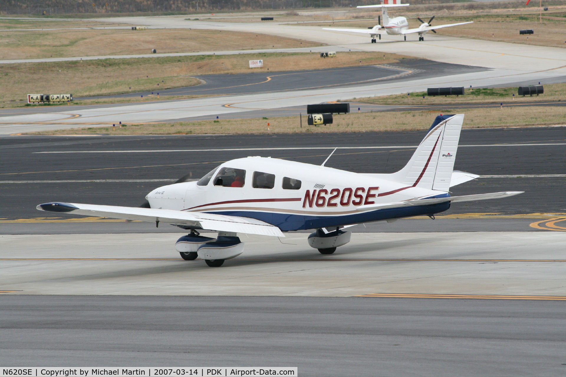 N620SE, 2005 Piper PA-28-181 C/N 2843620, Taxing to Runway 20R