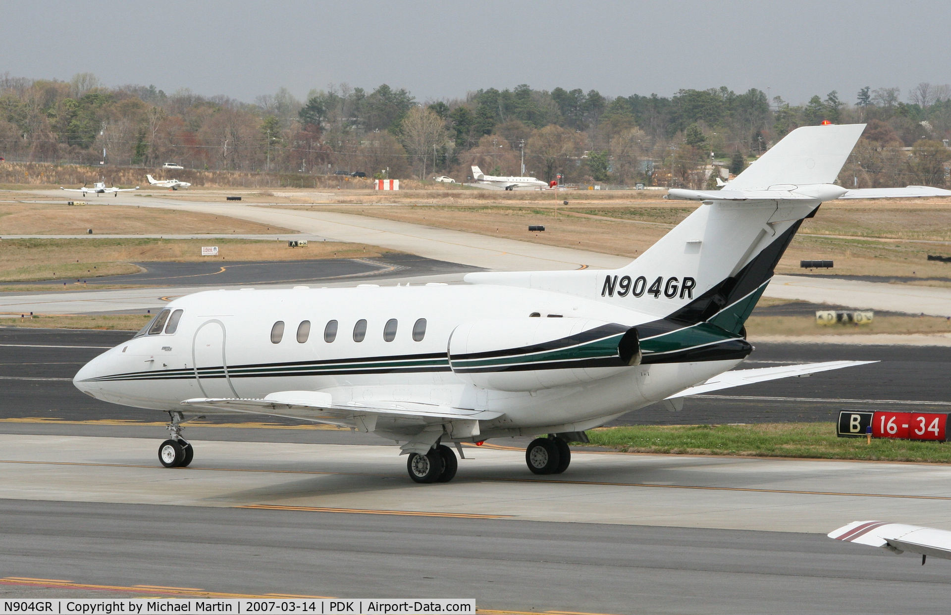 N904GR, British Aerospace BAe.125 Series 800A C/N 258179, Taxing to Signature Flight Services