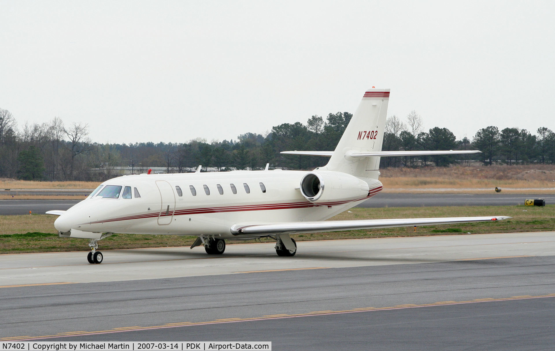 N7402, 2006 Cessna 680 Citation Sovereign C/N 680-0082, Taxing to Jet Fueling