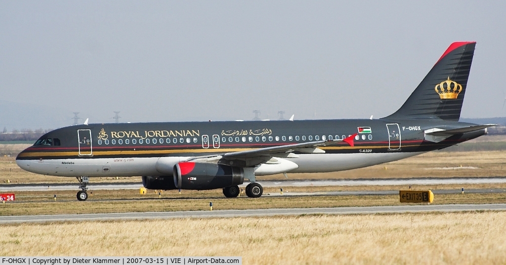 F-OHGX, 2006 Airbus A320-232 C/N 2953, Royal Jordanian A320 taxiing to the gate