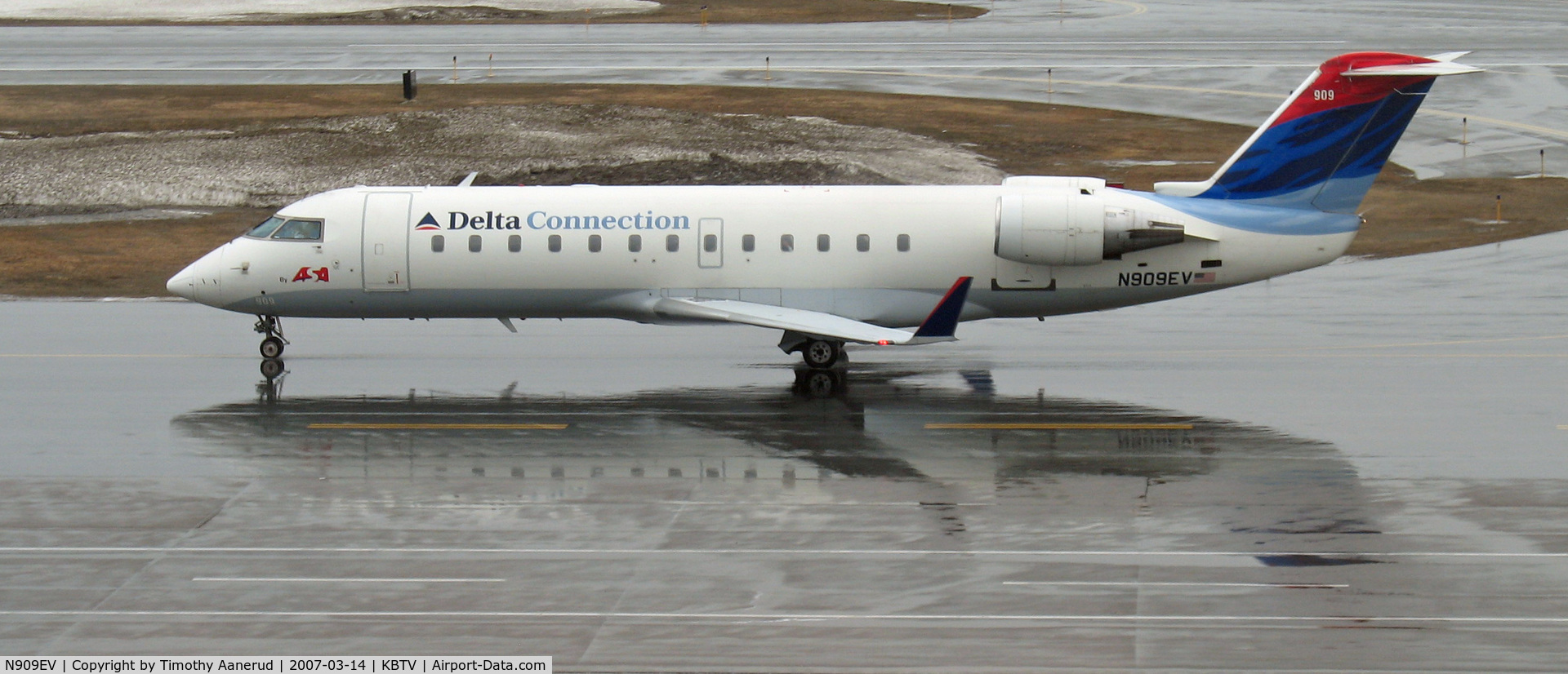 N909EV, 2002 Bombardier CRJ-200ER (CL-600-2B19) C/N 7658, Departing Burlington, VT