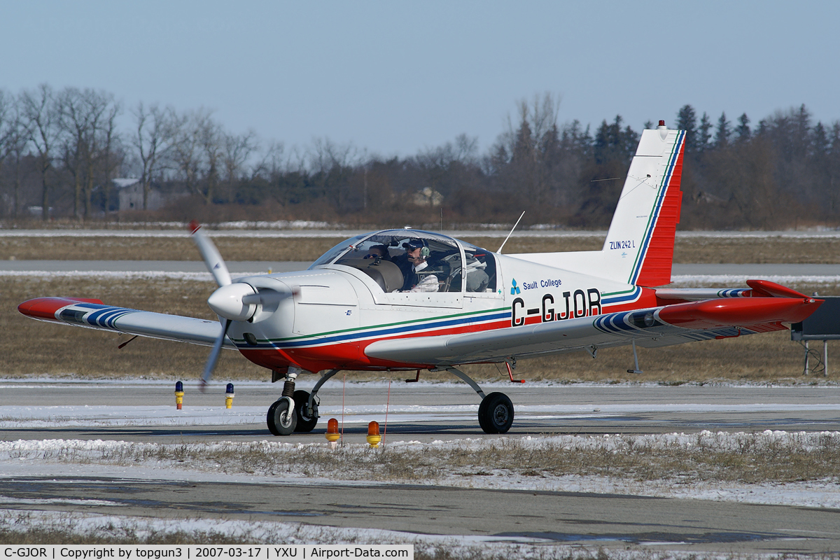 C-GJOR, 2001 Zlin Z-242L C/N 0746, taxiing on Alpha.