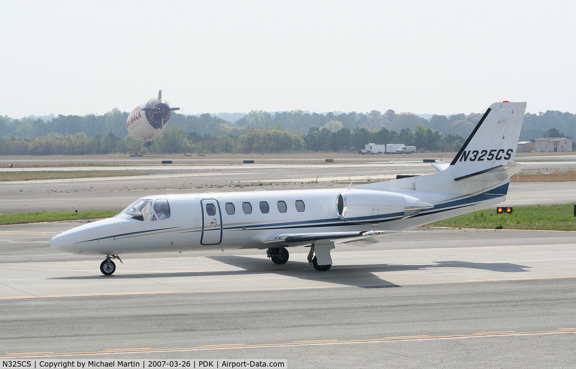 N325CS, 2003 Cessna 550 Citation Bravo C/N 550-1061, Taxing to Signature Flight Services