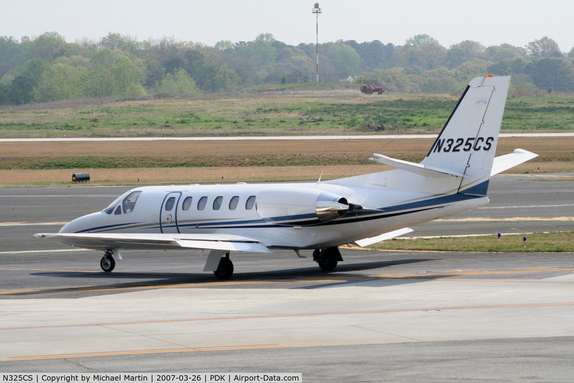 N325CS, 2003 Cessna 550 Citation Bravo C/N 550-1061, Taxing to Signature Flight Services