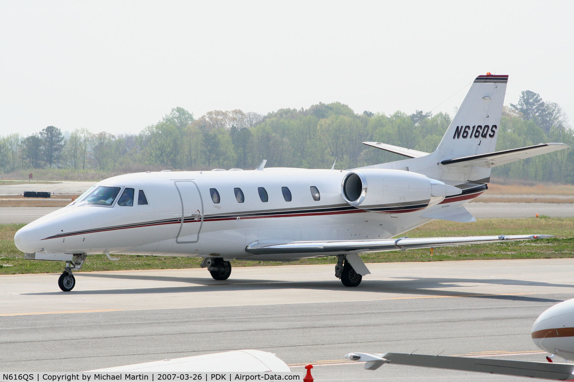 N616QS, 2003 Cessna 560XL Citation Excel C/N 560-5345, Taxing to Signature Flight Services