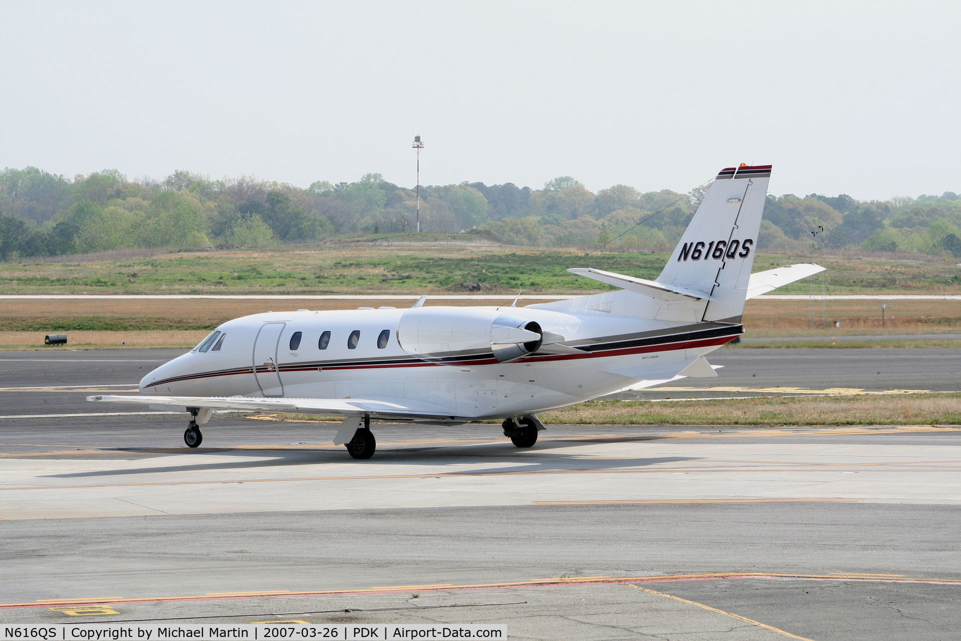 N616QS, 2003 Cessna 560XL Citation Excel C/N 560-5345, Taxing to Signature Flight Services