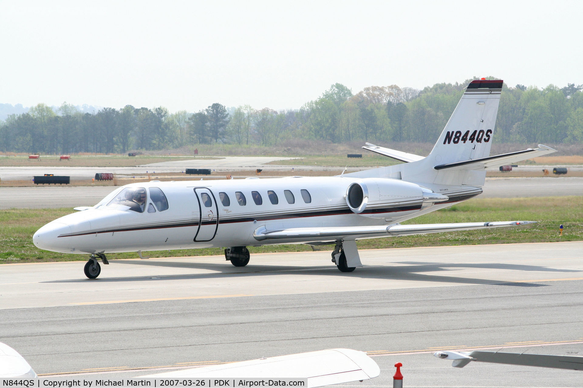 N844QS, 2002 Cessna 560 Citation Encore C/N 560-0629, Taxing to Signature Flight Services