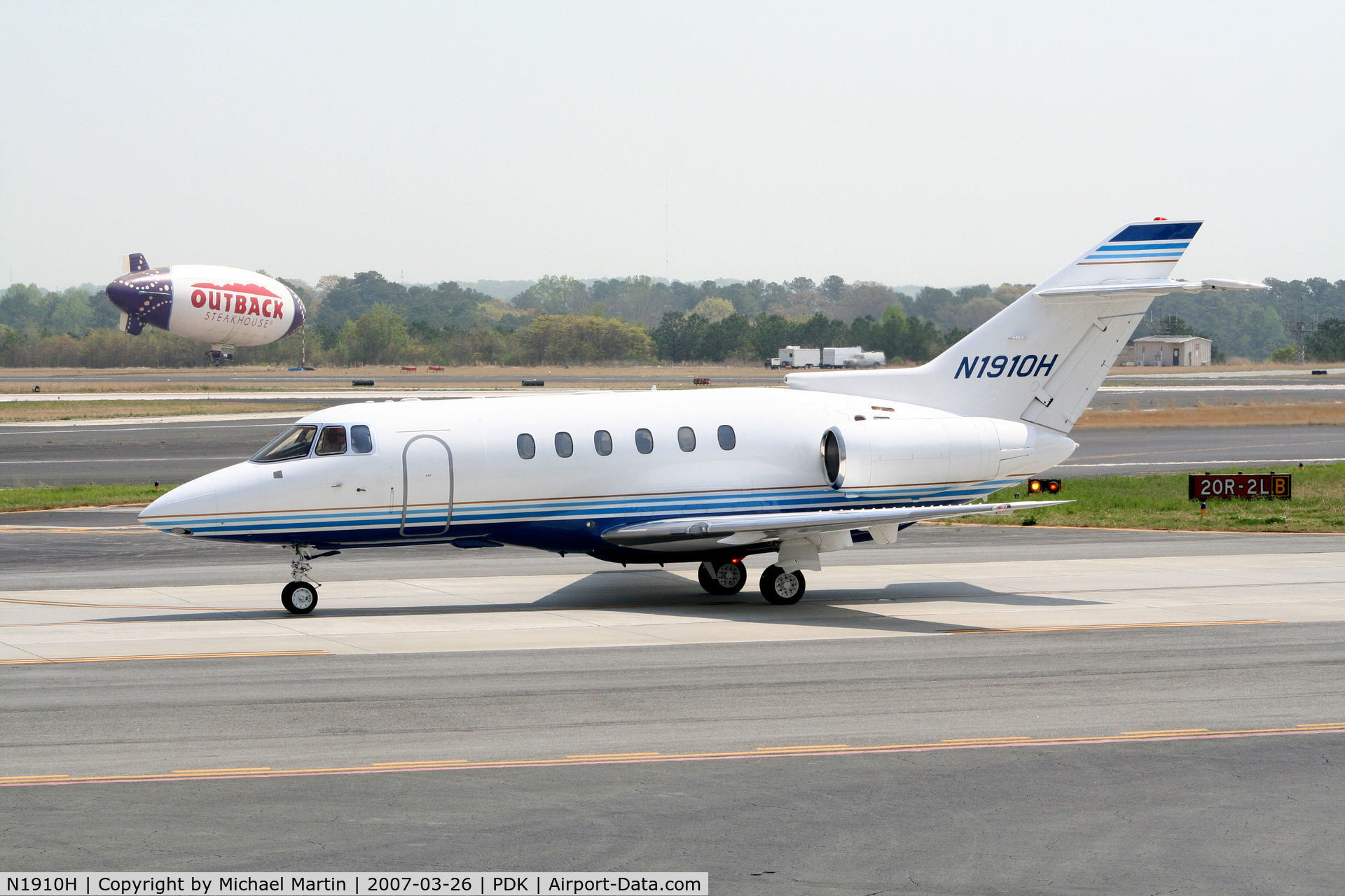 N1910H, 1996 Raytheon Hawker 800XP C/N 258318, Taxing to Signature Flight Services