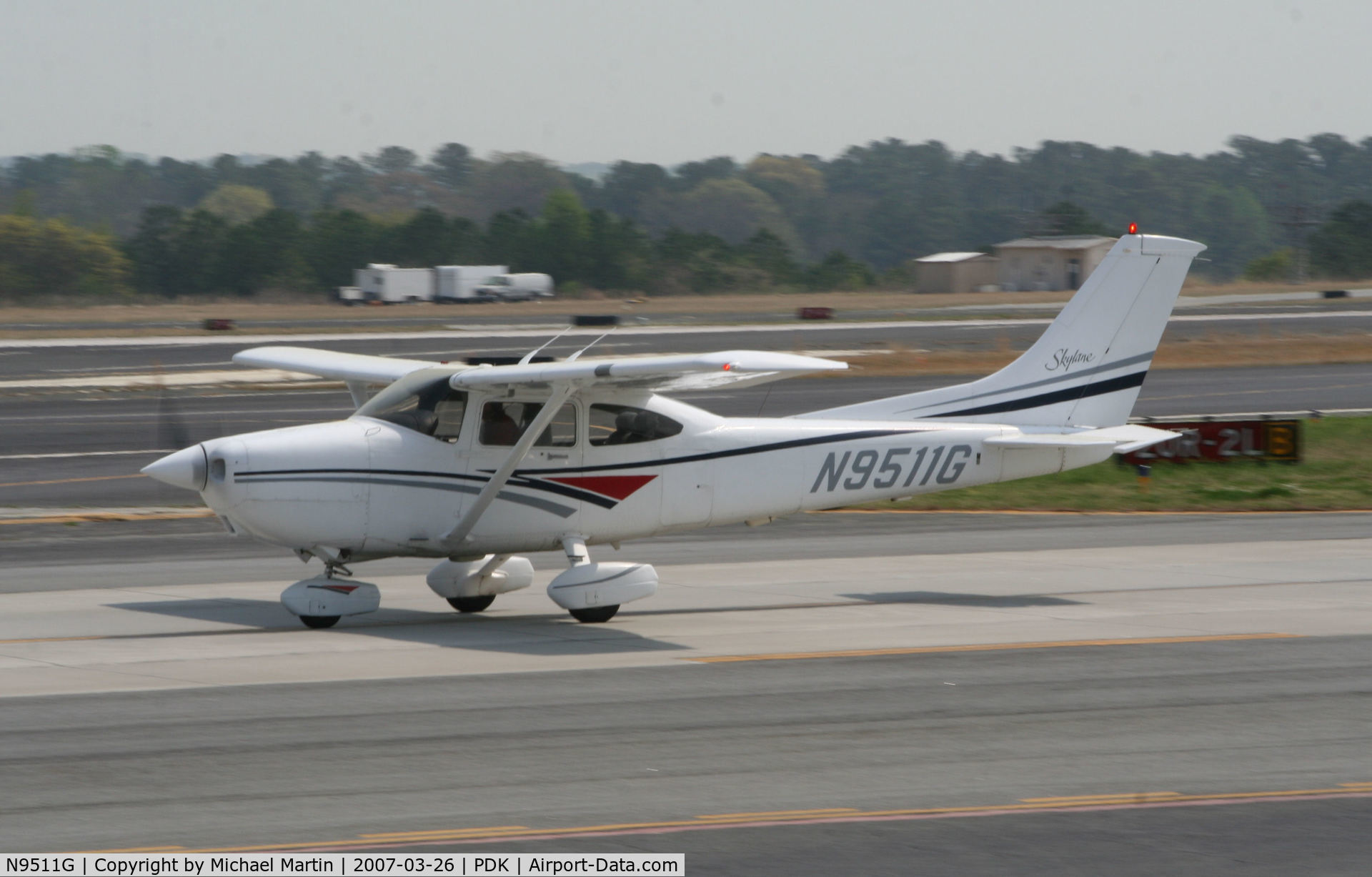 N9511G, 1998 Cessna 182S Skylane C/N 18280121, Taxing to Epps Air Service