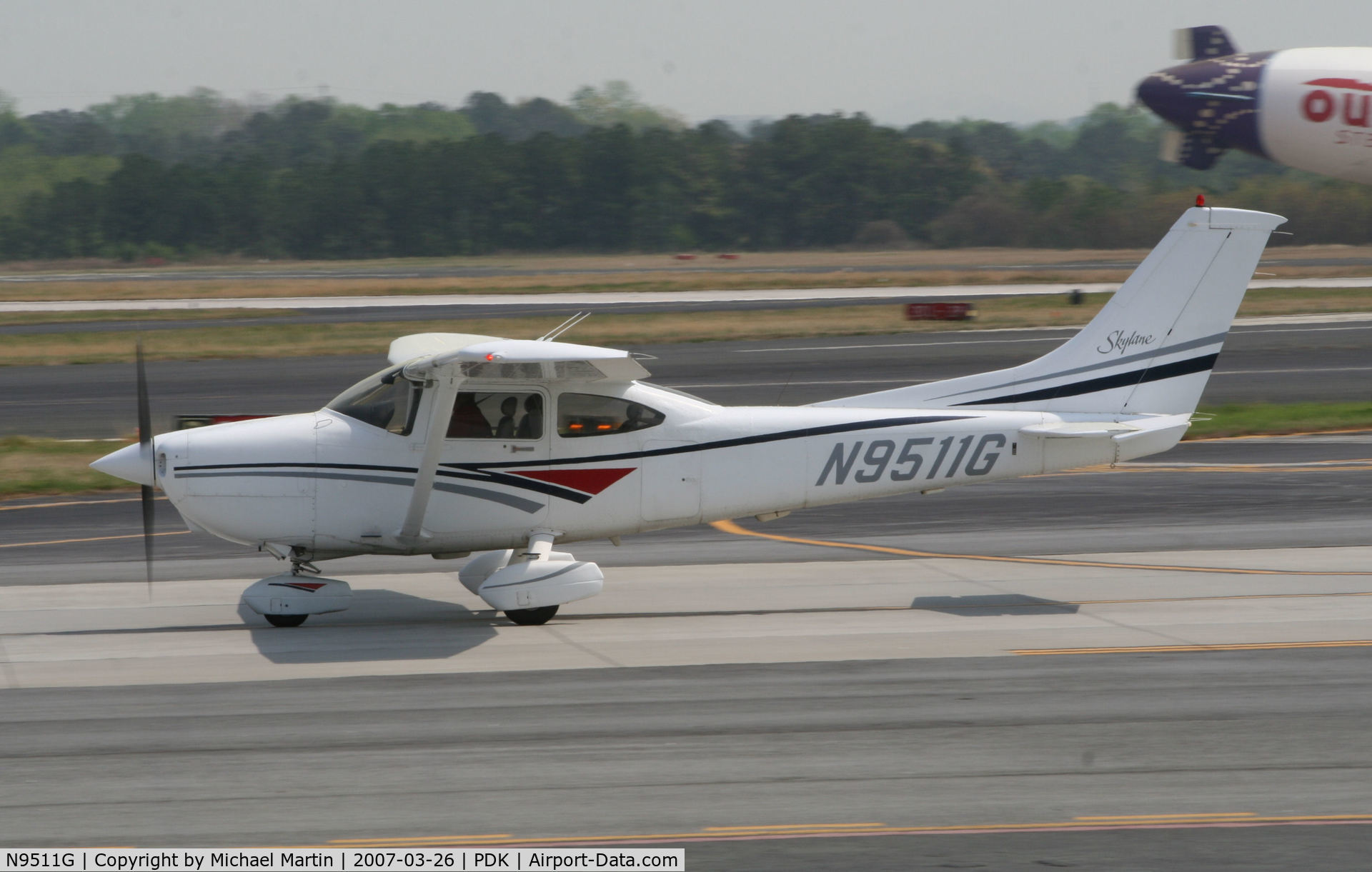 N9511G, 1998 Cessna 182S Skylane C/N 18280121, Taxing to Epps Air Service