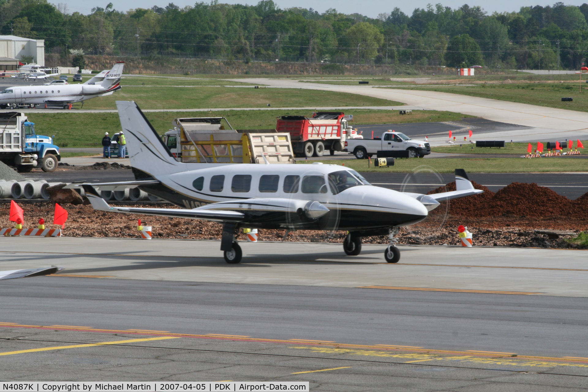 N4087K, 1981 Piper PA-31-350 Chieftain C/N 31-8152129, Taxing past on going construction