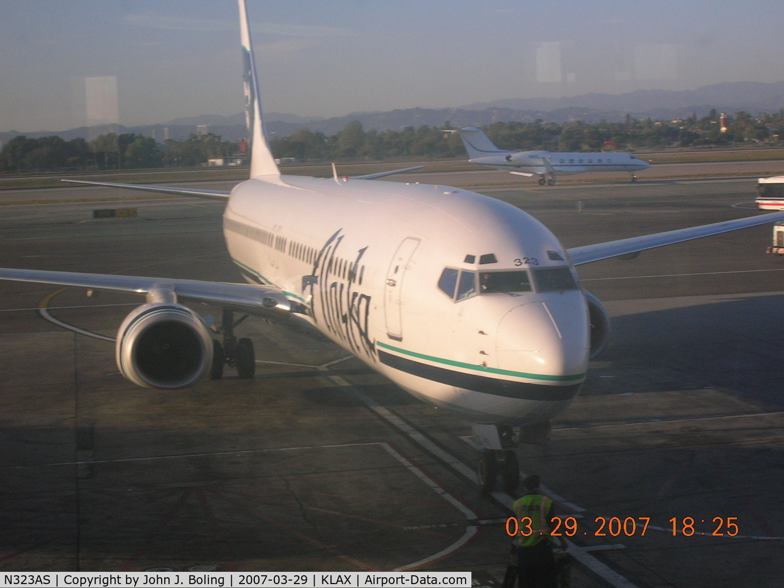 N323AS, 2004 Boeing 737-990 C/N 30021, Alaska 737 taxi in at KLAX