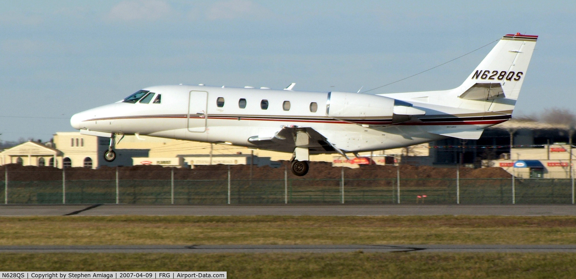 N628QS, 2002 Cessna 560XL C/N 560-5305, 560xl about to touch down