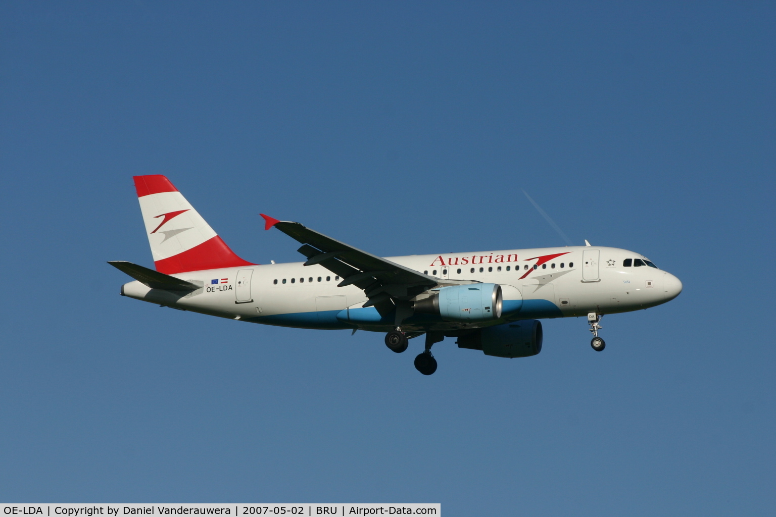 OE-LDA, 2004 Airbus A319-112 C/N 2131, flight OS351 is descending to rwy 02