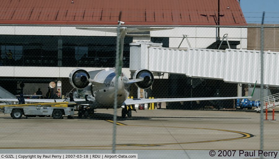 C-GJZL, 2001 Bombardier CRJ-200ER (CL-600-2B19) C/N 7572, At the terminal, ready for service