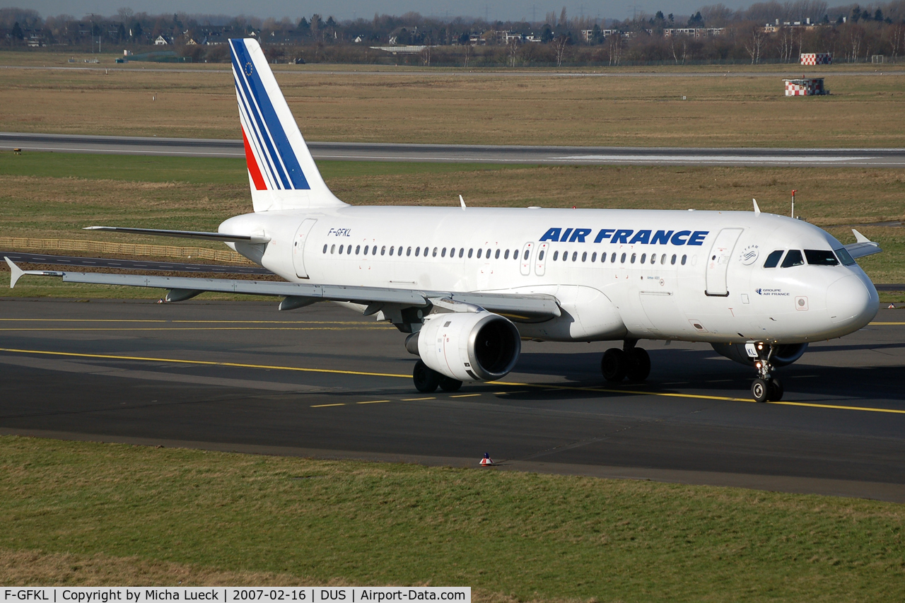 F-GFKL, 1990 Airbus A320-211 C/N 0101, Taxiing to the runway