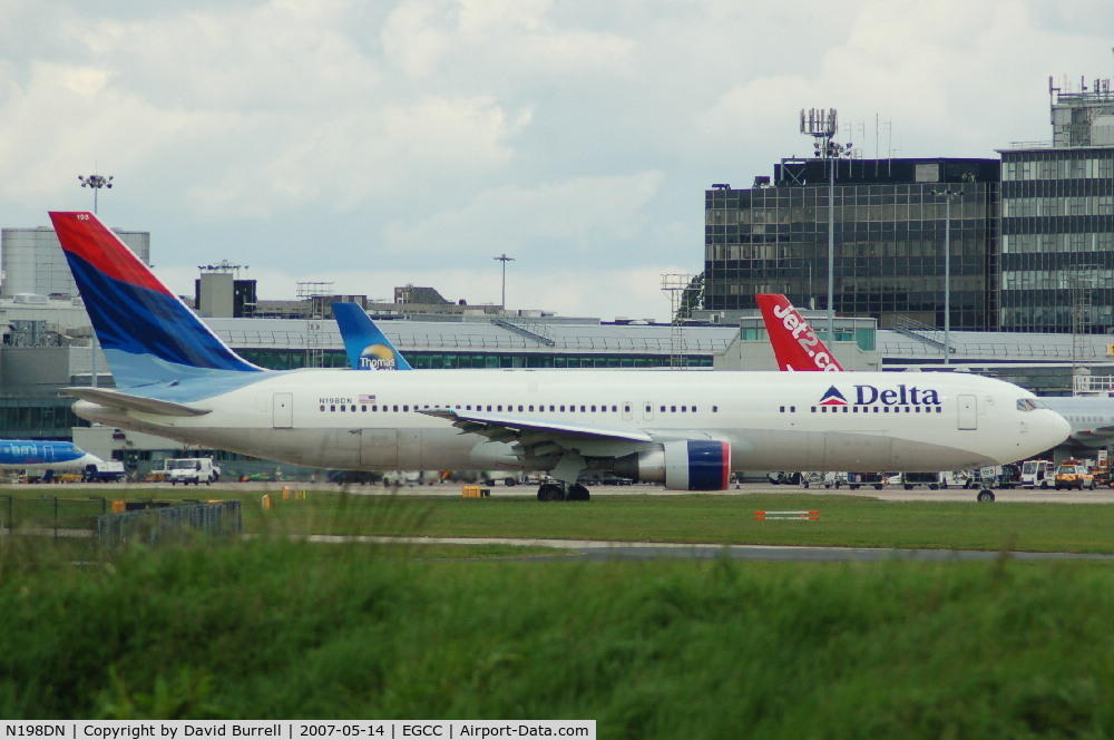 N198DN, 1998 Boeing 767-332 C/N 28455, Delta Air Lines - taxiing