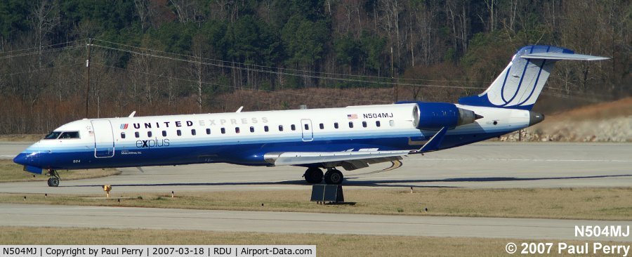 N504MJ, 2002 Bombardier CRJ-700 (CL-600-2C10) Regional Jet C/N 10066, Mere moments after touchdown