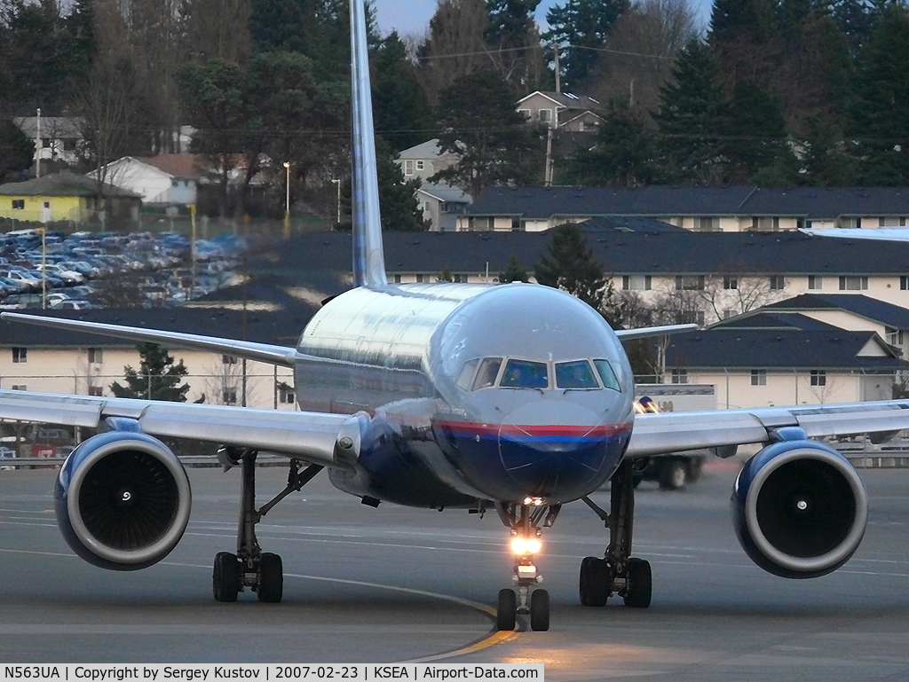 N563UA, 1992 Boeing 757-222 C/N 26665, Taxiing with only one engine running.