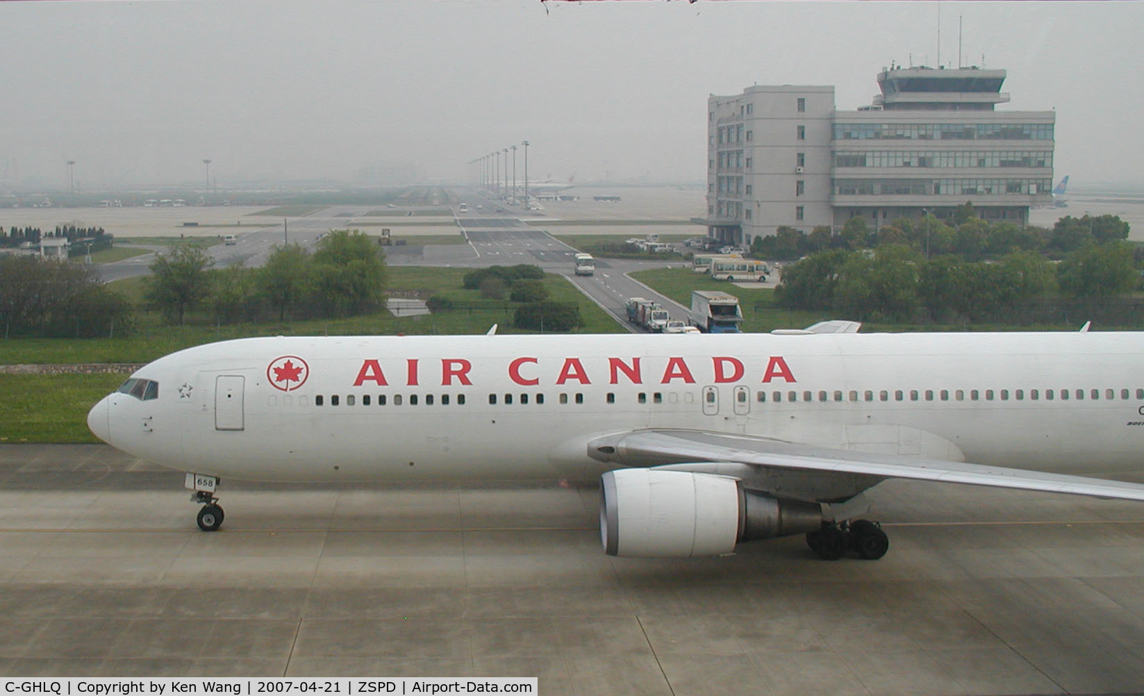 C-GHLQ, 2001 Boeing 767-333/ER C/N 30846, Air Canada Boeing 767 taxiing to gate