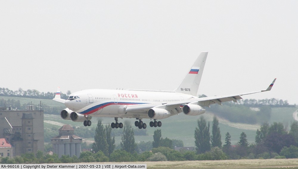 RA-96016, 2004 Ilyushin Il-96-300 C/N 74393202010, Präsident Putins air force one Ilyushin96  secounds touchdown on RWY34