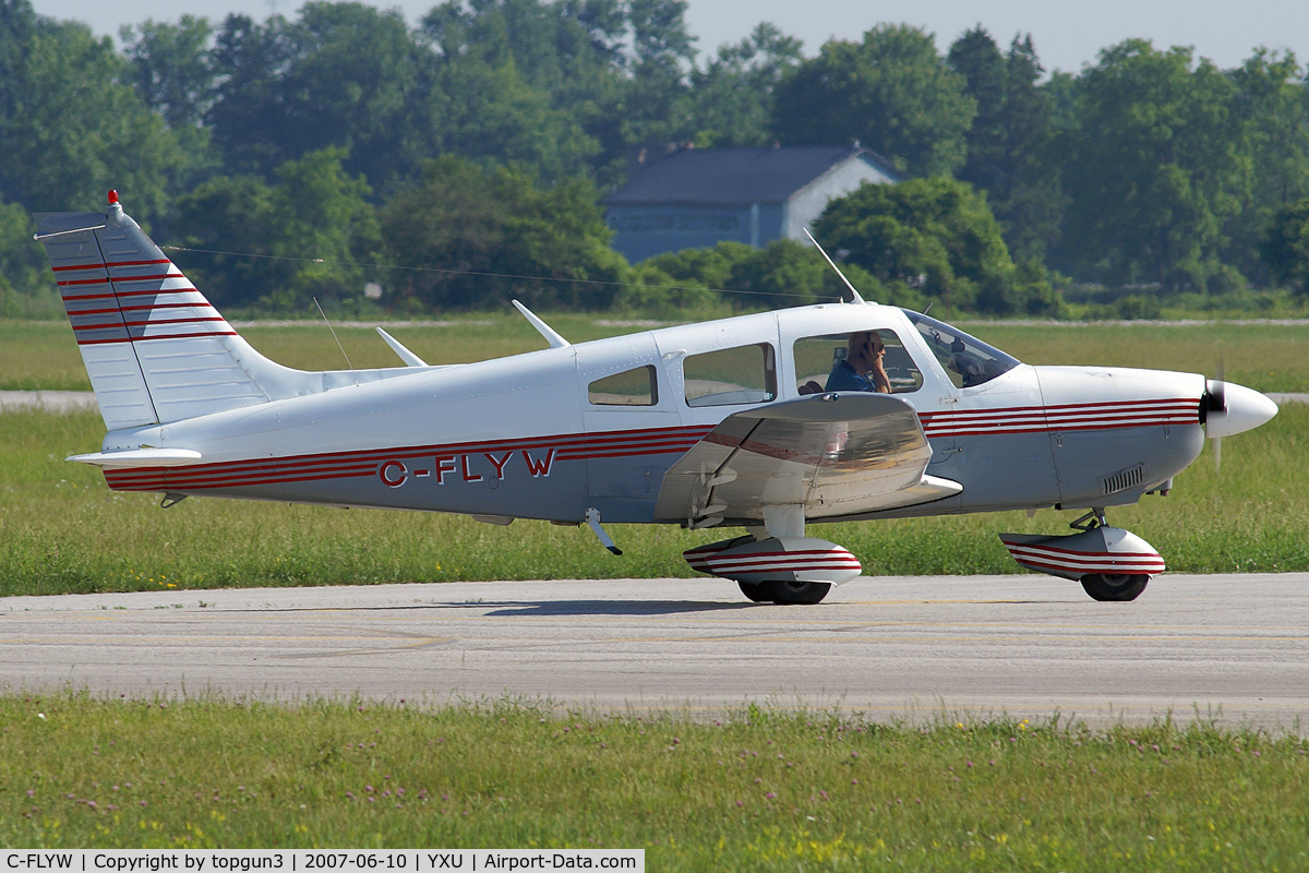 C-FLYW, 1976 Piper PA-28-181 C/N 28-7690435, Taxiing on Golf.