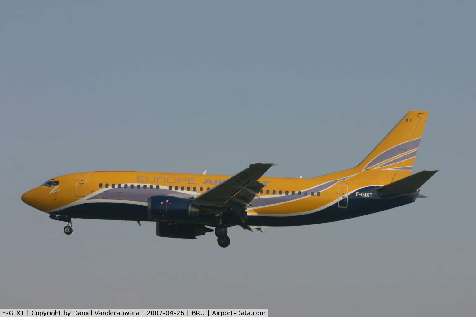 F-GIXT, 1997 Boeing 737-39M C/N 28898, flight FPO1781 is descending to rwy 25L